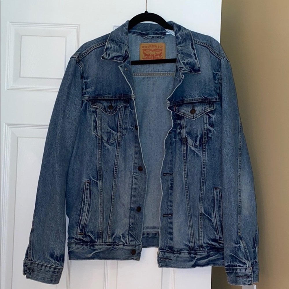 Levi’s medium wash oversized denim jacket